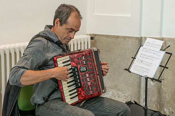Inauguració de l'exposició «Papers de Versàlia, 20 anys de poesia» al Casal Pere Quart de Sabadell.