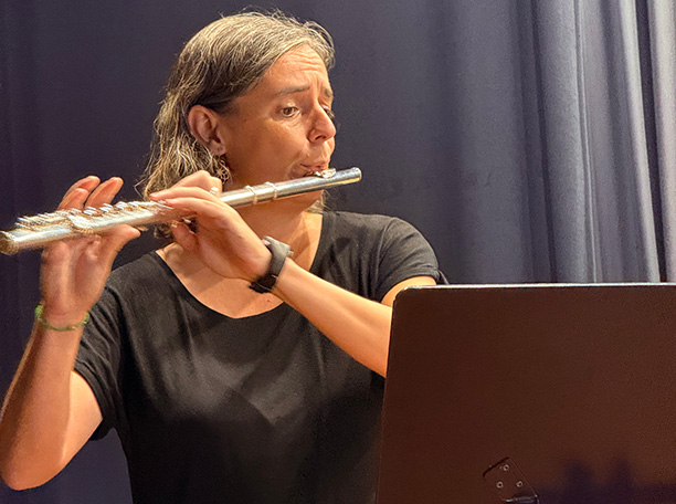 Montserrat Munill a la flauta. Recital poètic de la Festa Major de Sabadell 2025