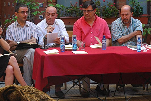 El poeta Jorge Brotons durant la seva intervenció.