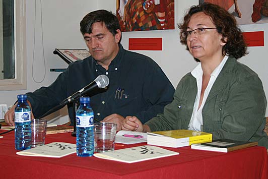 Esteban va presentar a la poeta Concha García. (Foto: J.G.)
