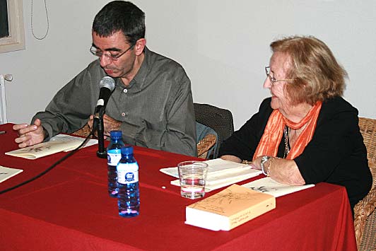 Josep Maria presentant Montserrat Abelló.
