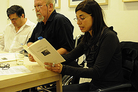 Ara&iacute;s Sierra recitando los poemas de Quilo Mart&iacute;nez.
