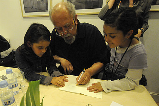 Quilo Martinez firma libros.