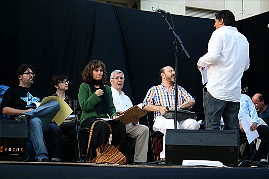 L’Esteban Martínez ultima els detalls de l’acte. De esquerra a dreta: Víctor Mañosa, David Madueño, Sònia Moll, Anton Carrera, Ferran Anell, i Marcel Ayats.