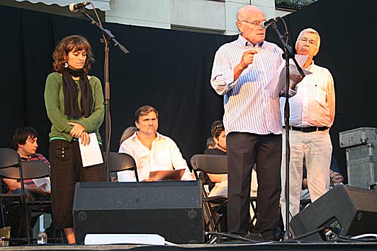 El poeta Lluís Subirana llegint al costat de la Sònia Moll i Anton Carrera.