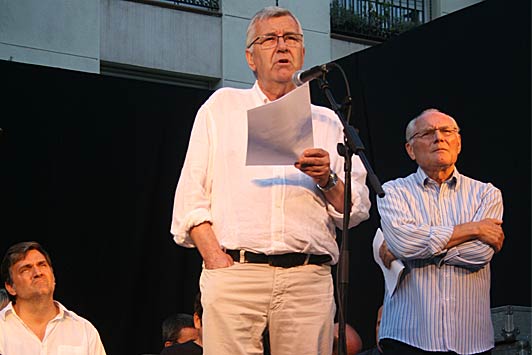 L'autor Anton Carrera llegeix un dels seus poemes. Al costat en Lluís Subirana.