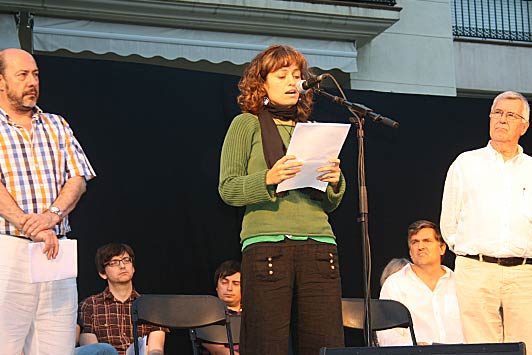 La poeta Sònia Moll llegeix un poema en referencia a les seves experiències ambivalents amb els mars i oceans. A la dreta en Ferran Anell i, a l’esquerra, l’Anton Carrera.