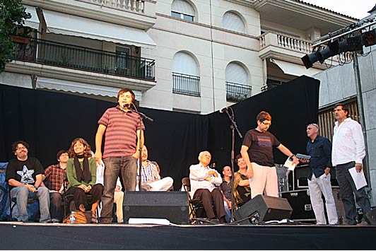 El poeta Toni Quero va mencionar Àlex Holgado, absent. Al seu costat el poeta Francesc Reina i, amb camisa blava, en Jordi Brotons.