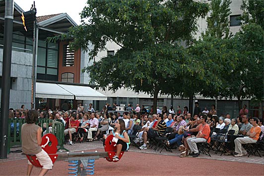 El públic va fer que l’acte fos un exemple que la poesía també té el seu lloc en la Festa.