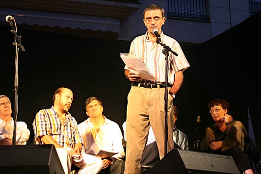 El poeta i membre fundador de Papers de Versàlia Josep Maria Ripoll. Al darrera, a la dreta i asseguda, la poeta Maite Mòdol.